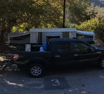 Leo Carrillo site 3, 360 photo: dense oak and brush close behind the pad