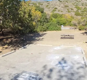 Leo Carrillo site 25, 360 photo: wide open pad, hillside and brush behind