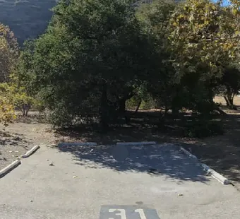 Leo Carrillo site 31, 360 photo: wide open dirt yard with a picnic table off to the side