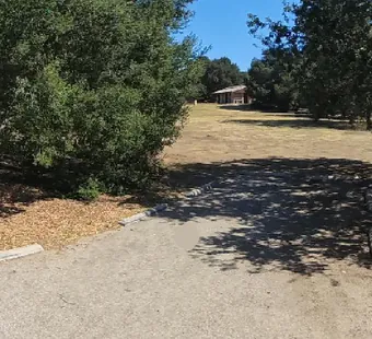 Malibu Creek site 41, 360 photo: oaks either side of the pad