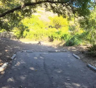 Sycamore Canyon site 31, 360 photo: dirt pad with kerbs, no asphalt